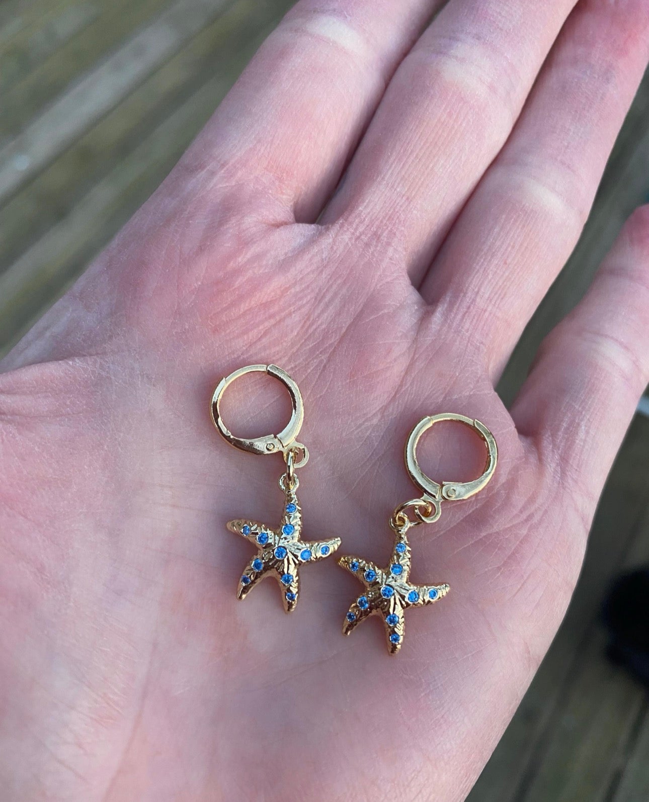 Les « Étoiles de mer » dorées à l’or fin 18 k et Zircons bleus.