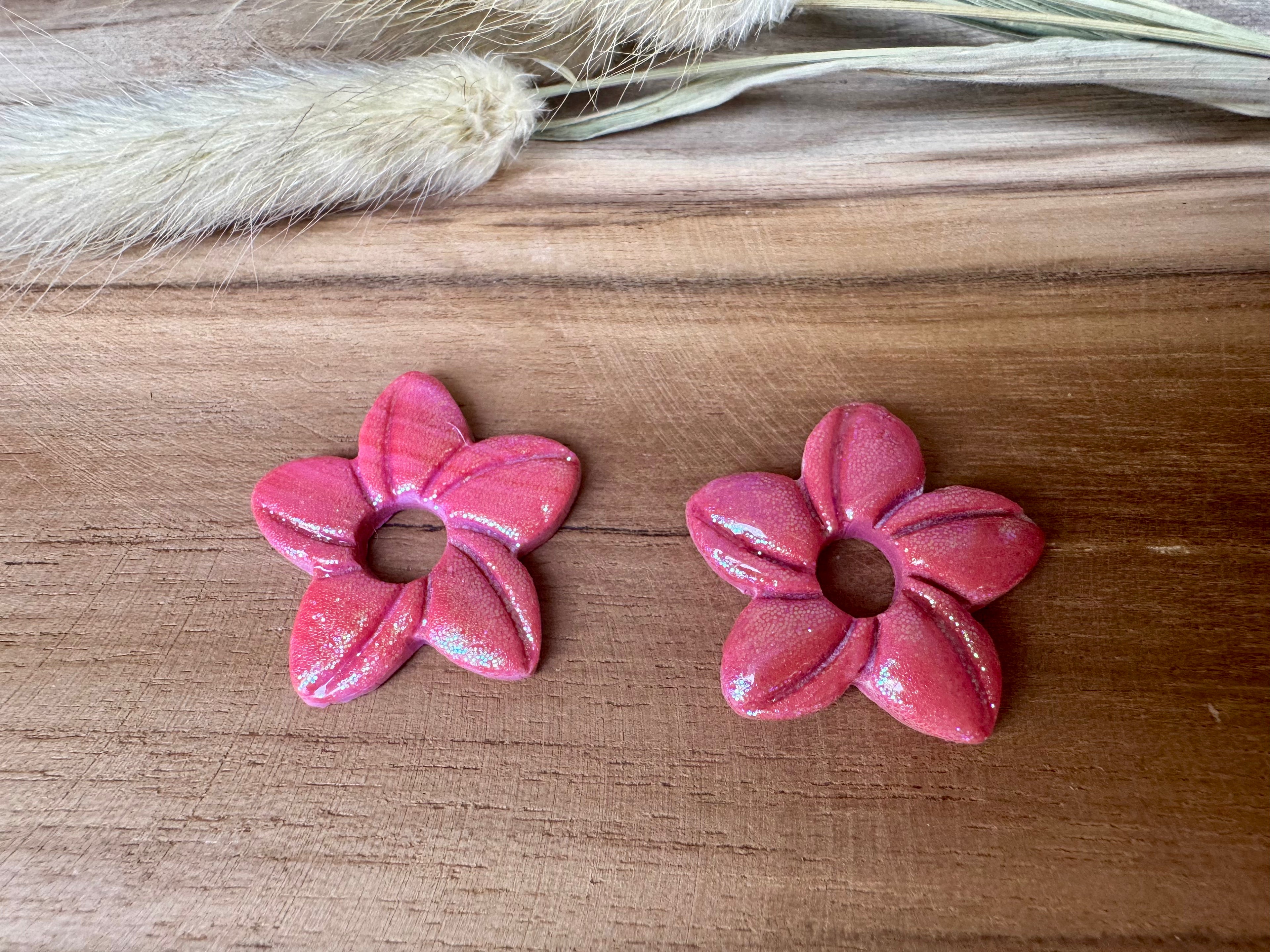 Les « fleurs de tiaré » pailletées